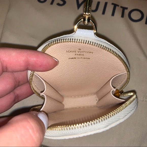 LV multiple Pochette by the pool - Picture 13 of 15